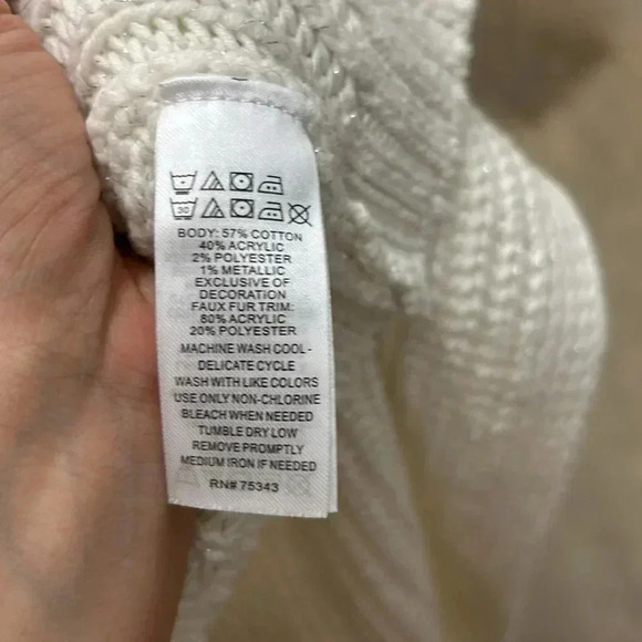 Tahari sparkly cardigan with  faux fur pockets - Picture 7 of 7